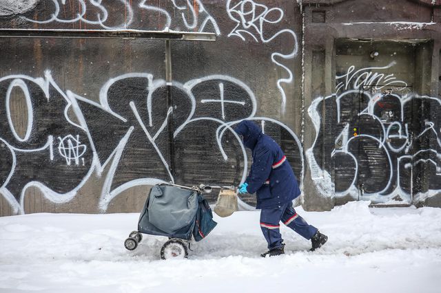 usps worker in snow in nyc on Dec 17th, 2020